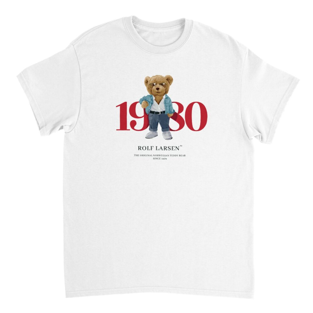 Bamse t-skjorte trykk - Bjørnen trykket på t-skjorte preppy Ralph Lauren stil. Rolf Larsen bjørnen er fetteren til Polo Bear. Hvit t-skjorte retro trykk med bjørn bamse.