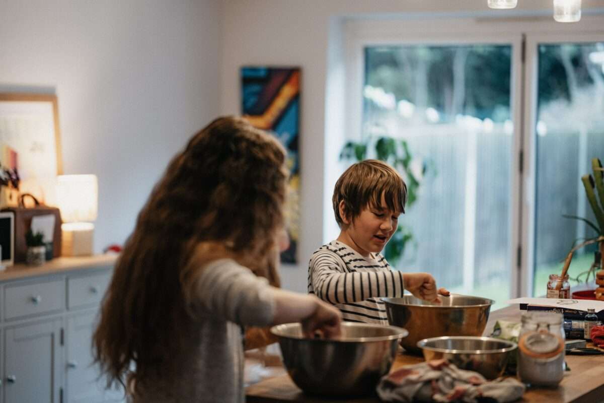barn som deltar i matlaging med middagsplanlegger